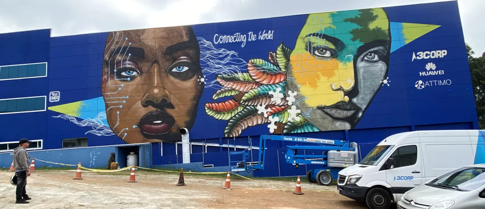 Mural colorido e intervenção em espaço por Tico Canato