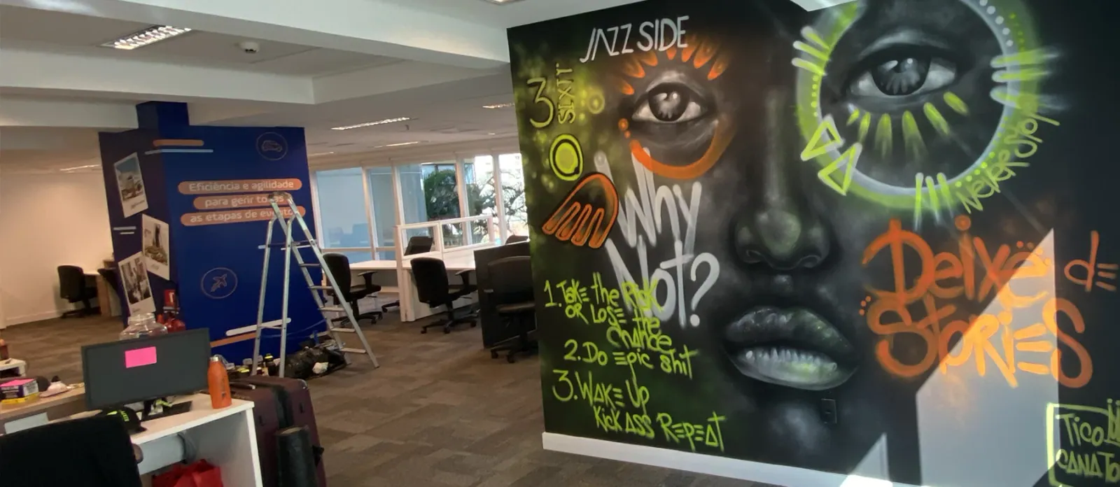 Mural colorido e intervenção em espaço por Tico Canato
