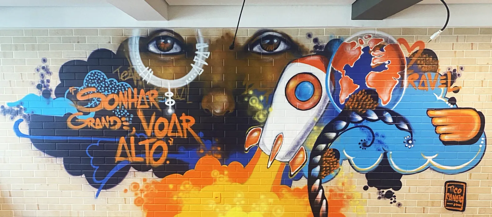 Mural colorido e intervenção em espaço por Tico Canato