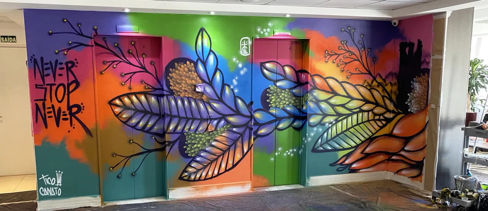 Mural colorido e intervenção em espaço por Tico Canato