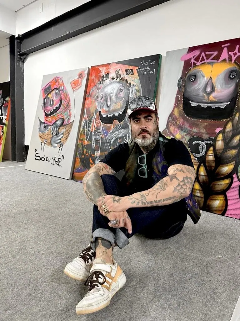 Tico Canato com seus trabalhos apresentados na exposição Oculto