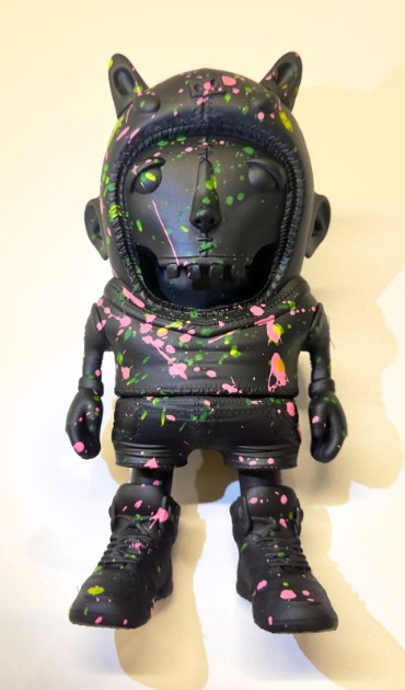Ondi em preto com respingos rosa e verde, referência do estudo 3D
