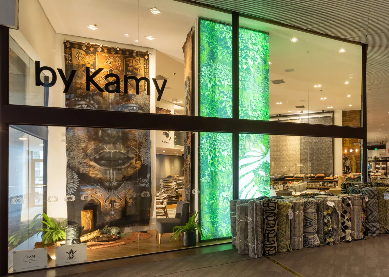 Vitrine da by Kamy com tapete persa pintado por Tico Canato e montagem da CZM Studio