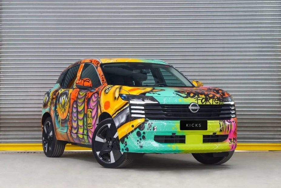 Nissan Kicks Art Car pintado por Tico Canato, visto de frente em uma garagem