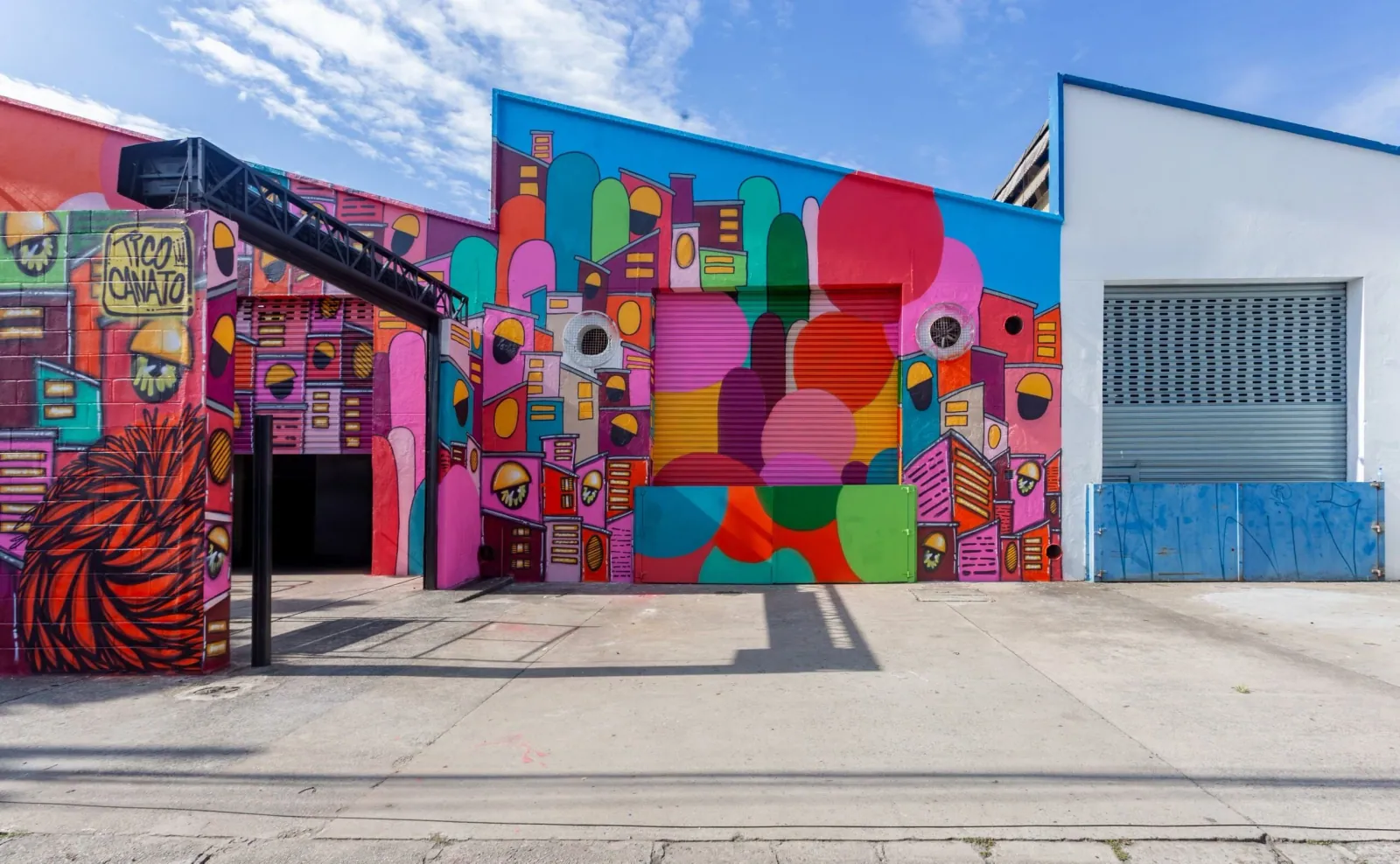 Fachada do Outlet Gabriel com graffiti de Tico Canato